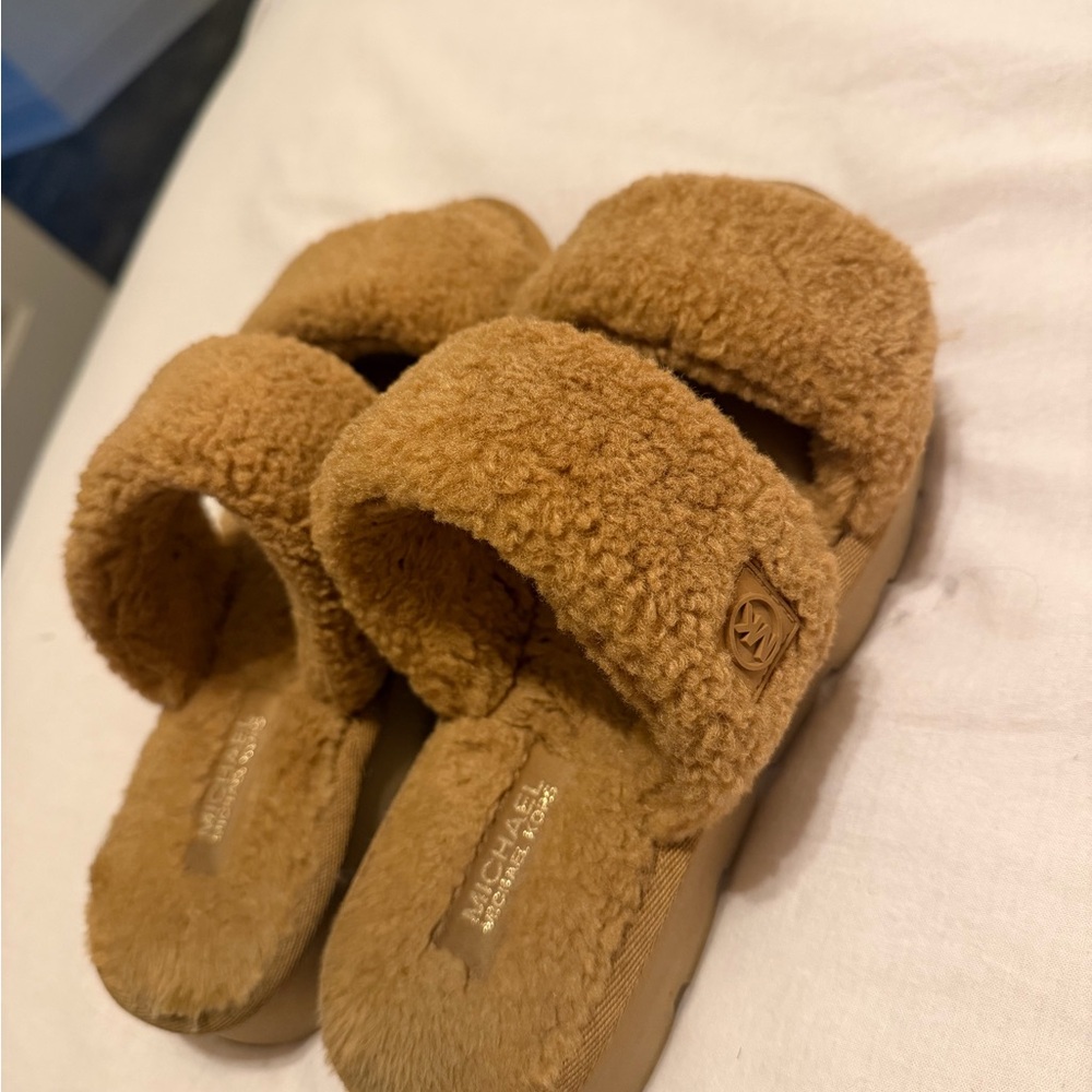 Michael Kors Kids Fuzzy Double-Band Slide Sandals in Chestnut Brown